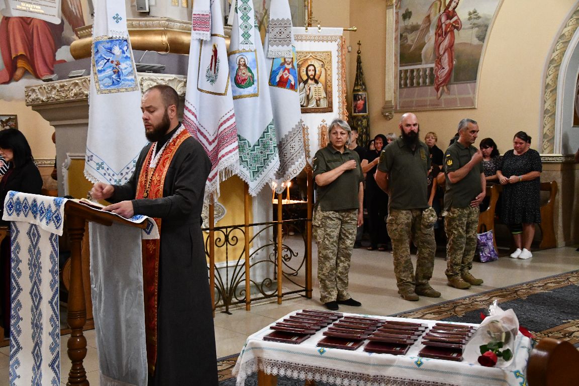Родинам полеглих Захисників і Захисниць посмертно вручили пам’ятні медалі «Вічна пам’ять Героям Прикарпаття»