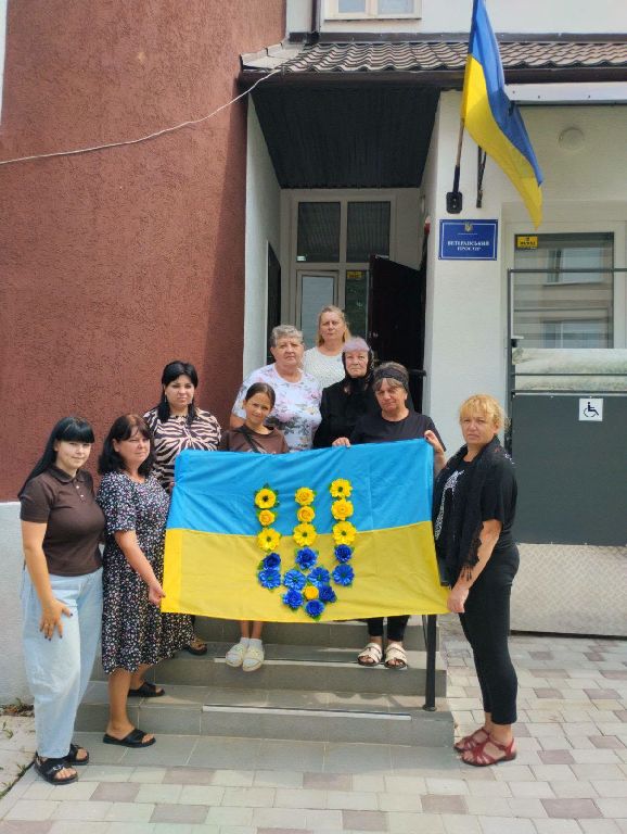 Майстер-клас «Прапор України з квітів» об’єднав родини наших Героїв